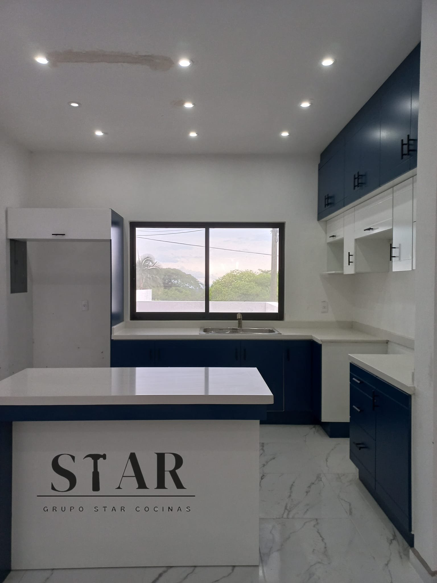 Cocina azul y blanca moderna