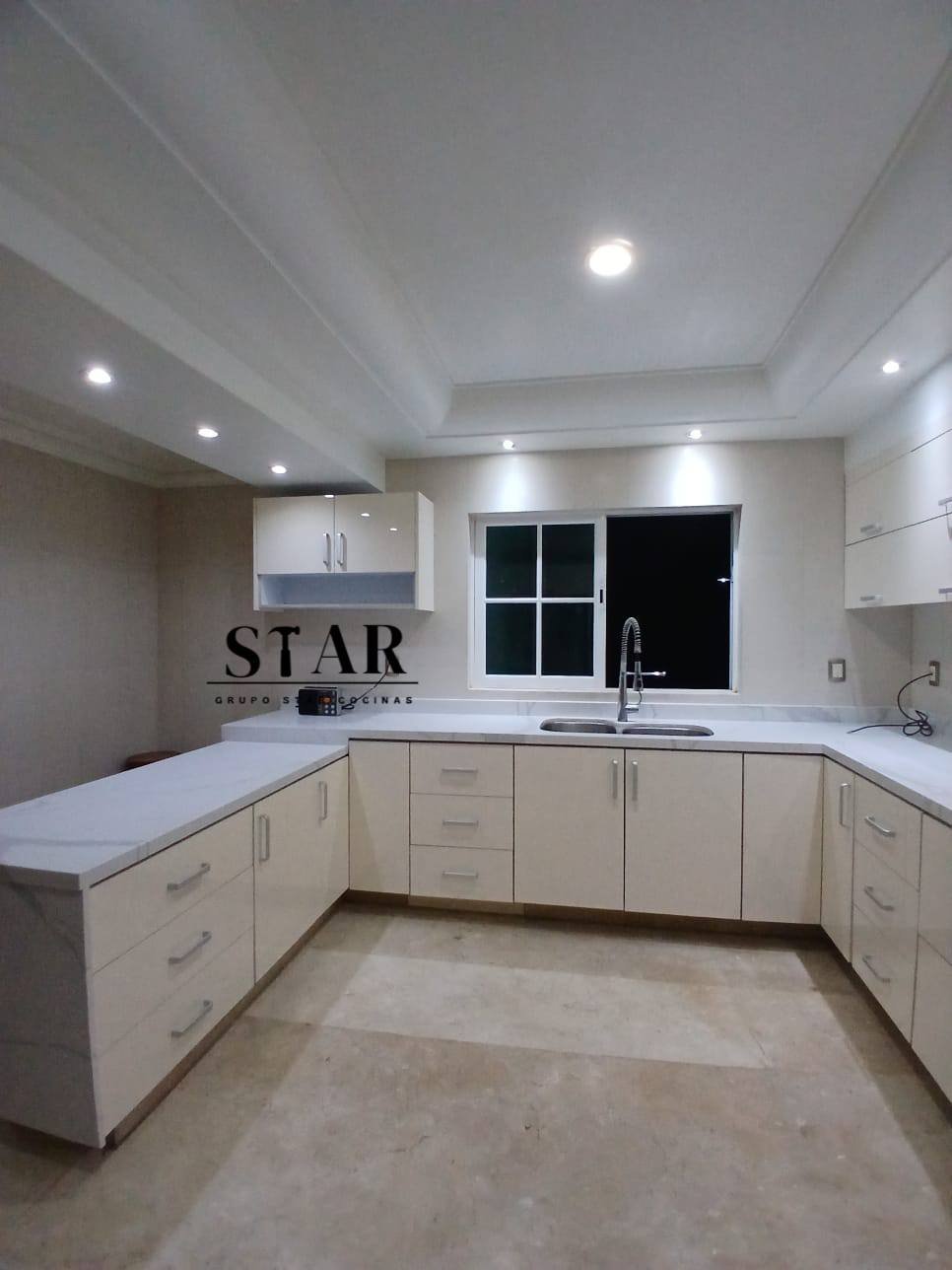 Cocina blanca amplia minimalista