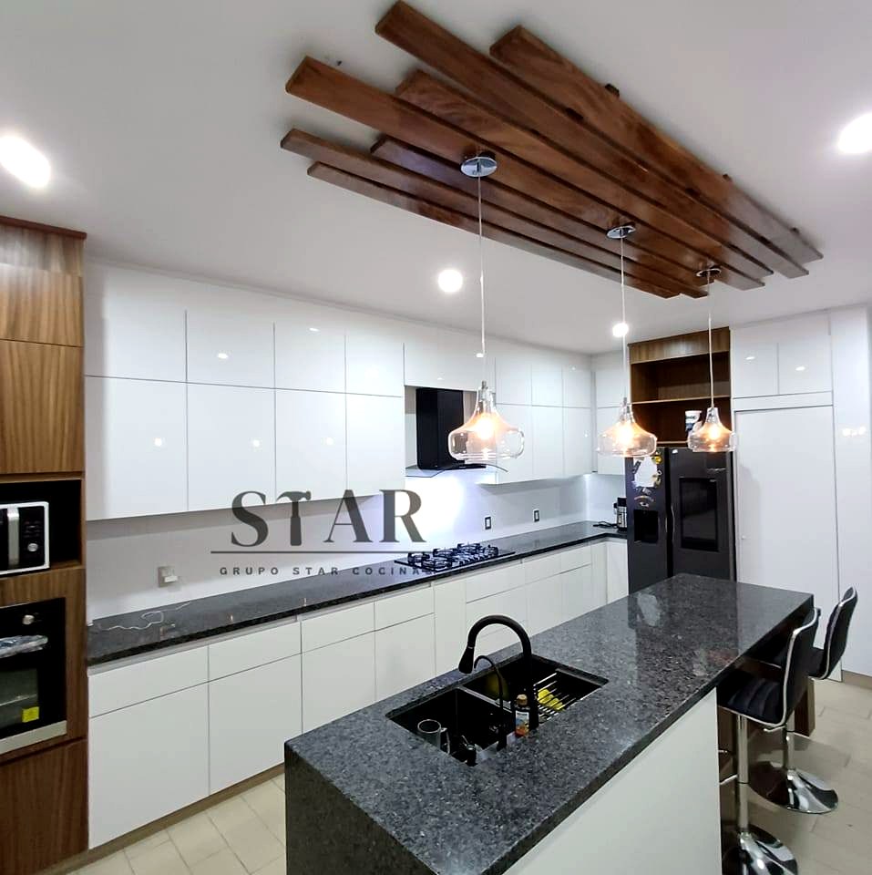 Cocina moderna blanca con isla