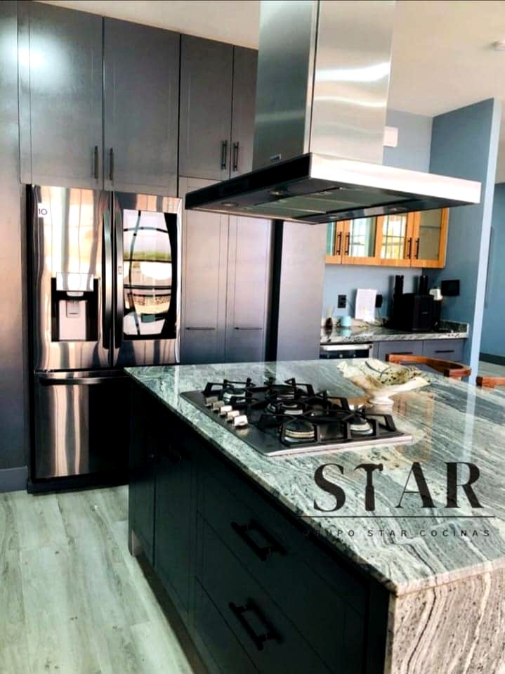 Cocina contemporánea gris con isla
