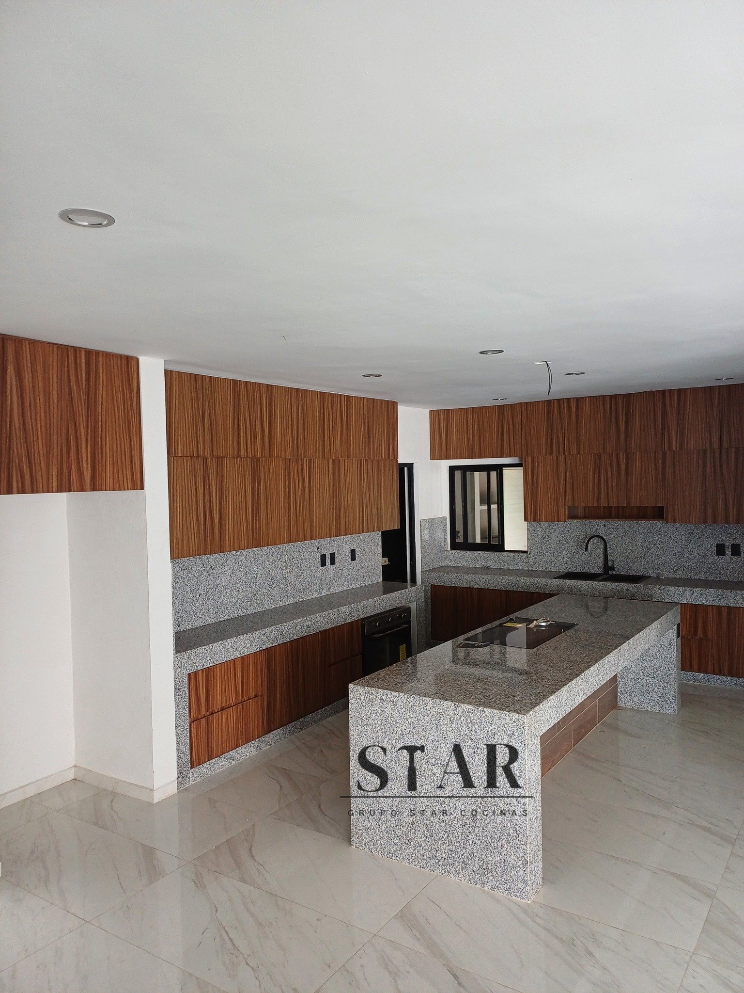 Cocina madera granito vista amplia