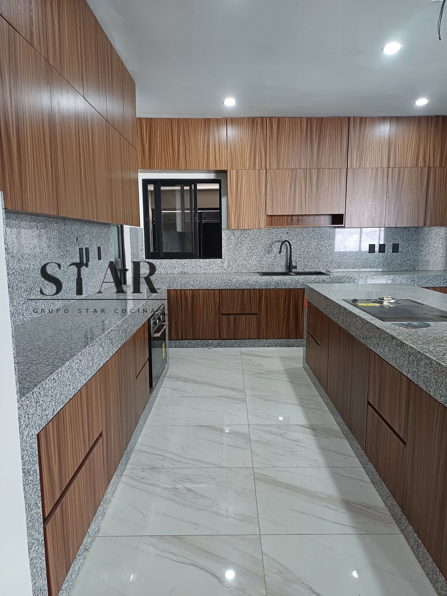 Cocina madera con granito gris
