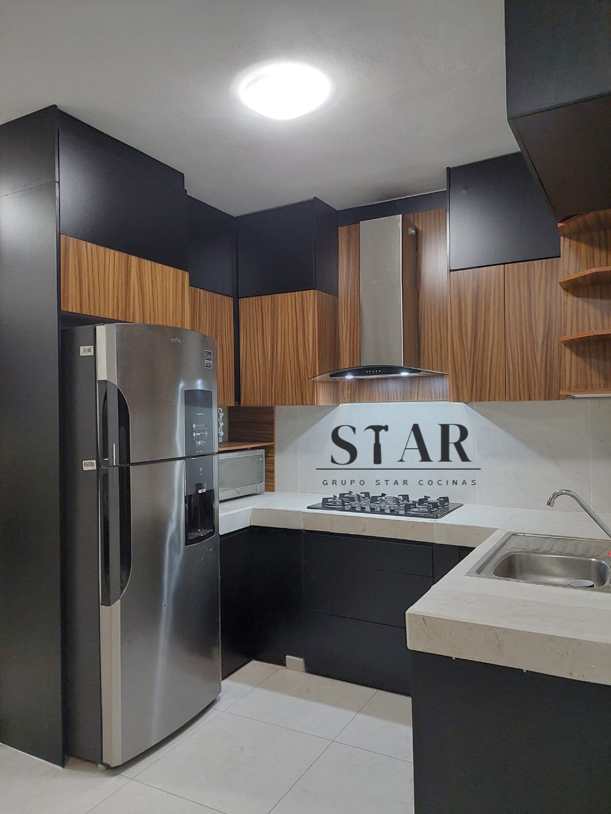 Cocina negra con madera y acero