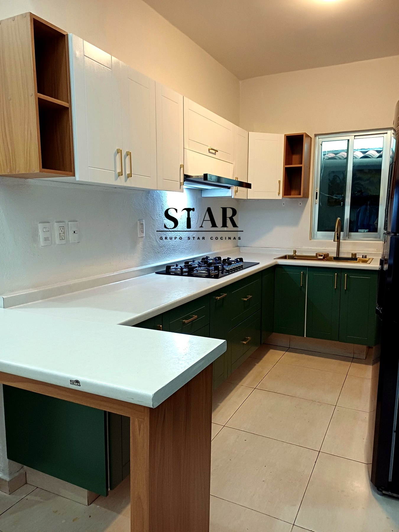 Cocina verde y blanca